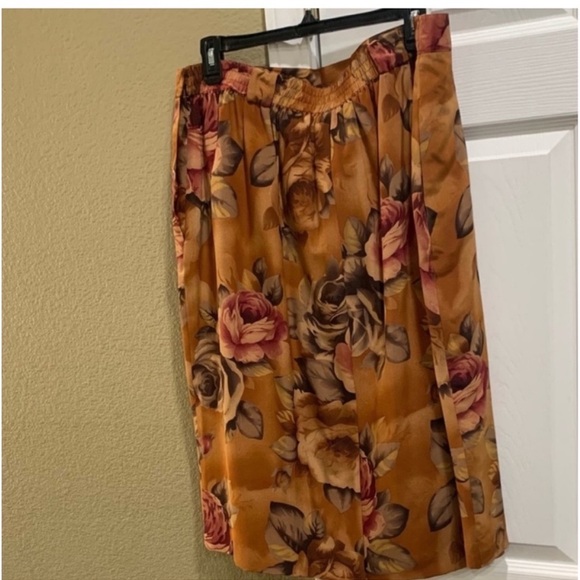 Jones New York women 100% silk skirt size 22
Lined, two side pockets - Picture 9 of 10